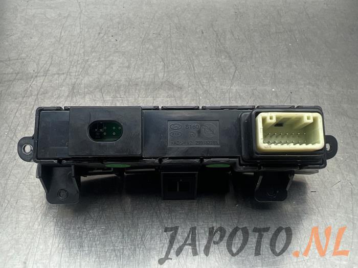 Sitzheizung Schalter van een Kia Picanto (JA) 1.0 T-GDI 12V 2018