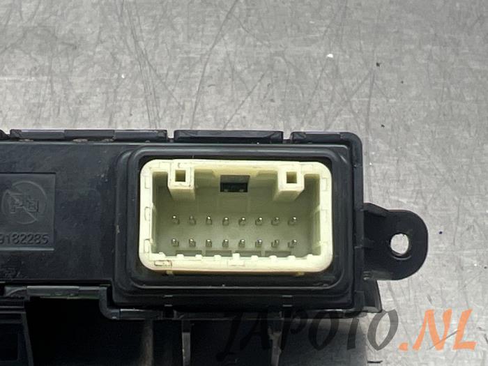 Seat heating switch from a Kia Picanto (JA) 1.0 T-GDI 12V 2018