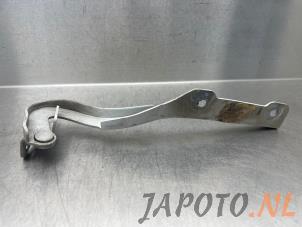 Używane Zawias pokrywy silnika Suzuki Alto (GF) 1.0 12V Cena € 19,95 Procedura marży oferowane przez Japoto Parts B.V.