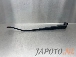 Używane Ramie wycieraczki przedniej Suzuki Alto (GF) 1.0 12V Cena € 19,95 Procedura marży oferowane przez Japoto Parts B.V.