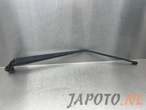 Używane Ramie wycieraczki przedniej Suzuki Alto (GF) 1.0 12V Cena € 19,95 Procedura marży oferowane przez Japoto Parts B.V.