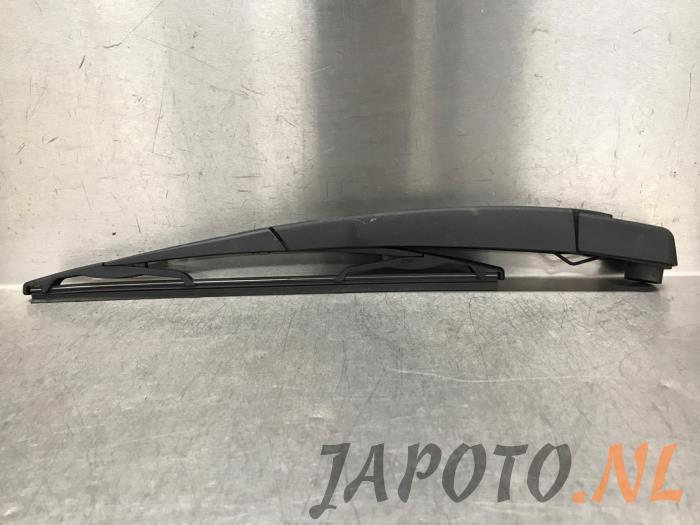 Brazo de limpiaparabrisas detrás de un Hyundai iX20 (JC) 1.6i 16V 2019