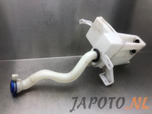 Usagé Réservoir lave-glace arrière Suzuki Swift (ZA/ZC/ZD) 1.6 Sport VVT 16V Prix € 19,95 Règlement à la marge proposé par Japoto Parts B.V.