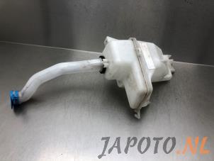 Usagé Réservoir lave-glace avant Suzuki Swift (ZA/ZC/ZD) 1.6 Sport VVT 16V Prix € 19,95 Règlement à la marge proposé par Japoto Parts B.V.