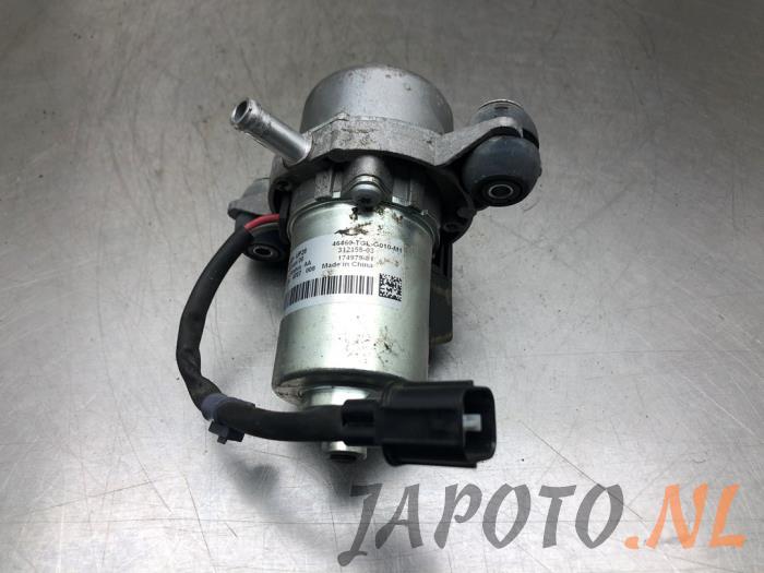 Vacuum pump (petrol) from a Honda Civic (FK6/7/8/9) 1.0i VTEC Turbo 12V 2018