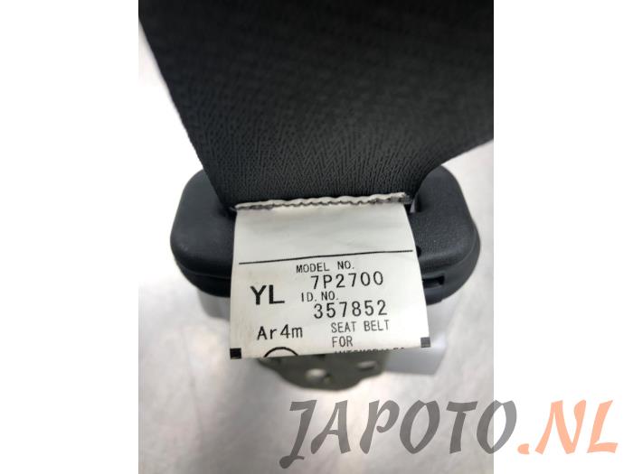 Rear seatbelt, left from a Toyota Yaris III (P13) 1.33 16V Dual VVT-I 2016