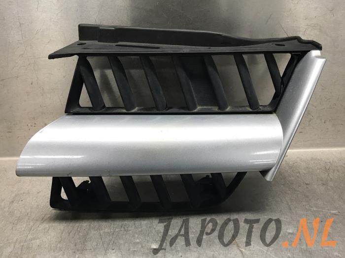 Używane Grill Mitsubishi Outlander (CU) 2.0 16V 4x2 Cena € 36,75 Procedura marży oferowane przez Japoto Parts B.V.