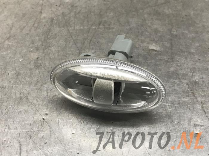 Clignotant protection avant gauche d'un Toyota Aygo (B40) 1.0 12V VVT-i 2017