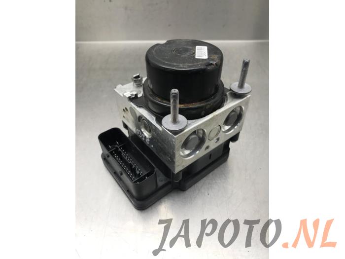 Usagé Bloc ABS Toyota Yaris III (P13) 1.33 16V Dual VVT-I Prix € 78,70 Règlement à la marge proposé par Japoto Parts B.V.