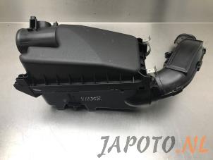 Używane Obudowa filtra powietrza Toyota Yaris III (P13) 1.33 16V Dual VVT-I Cena € 49,95 Procedura marży oferowane przez Japoto Parts B.V.