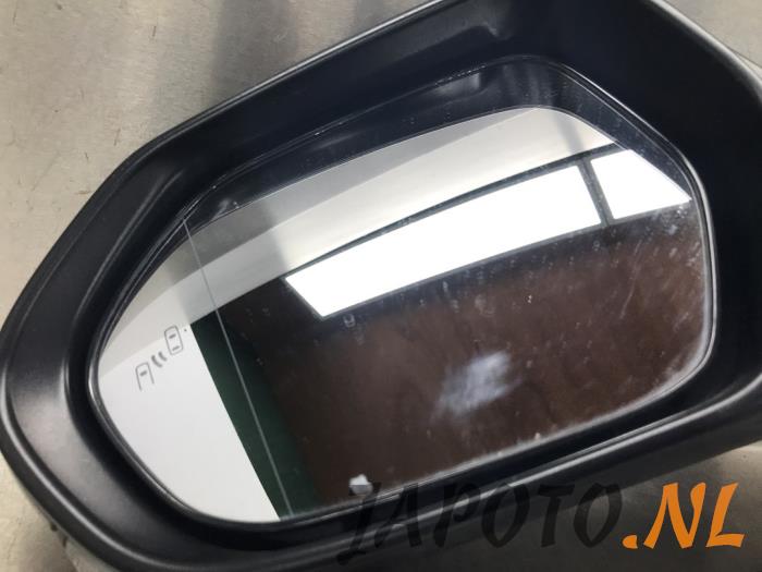 Außenspiegel links van een Toyota Prius (ZVW5) 1.8 16V Hybrid 2017