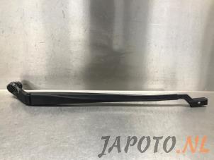 Used Front wiper arm Toyota Prius (ZVW5) 1.8 16V Hybrid Price on request offered by Japoto Parts B.V.