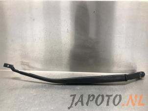 Used Front wiper arm Toyota Prius (ZVW5) 1.8 16V Hybrid Price on request offered by Japoto Parts B.V.