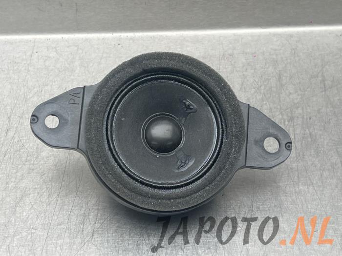 Speaker from a Toyota Prius (ZVW5) 1.8 16V Hybrid 2017