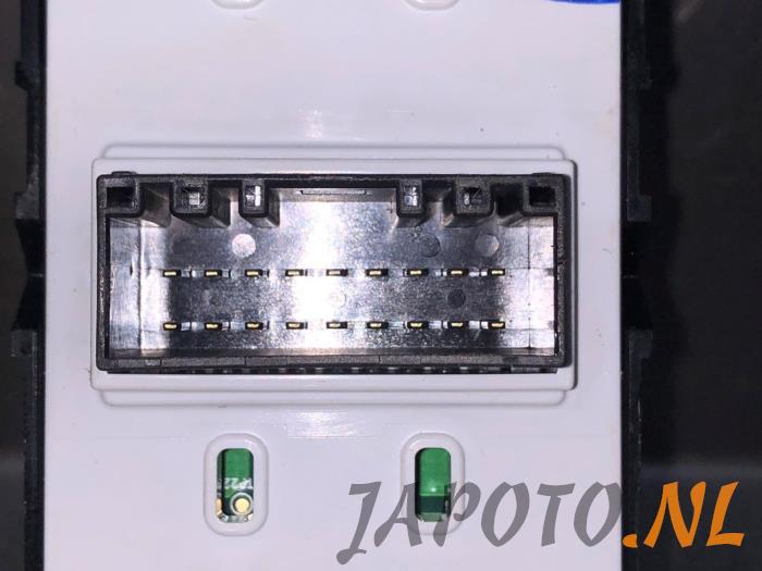 Interruptor combinado de ventanillas de un Hyundai i30 Wagon (PDEF5) 1.6 CRDi 16V VGT 2018