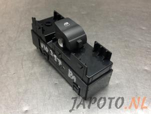 Used Electric window switch Hyundai i30 Wagon (PDEF5) 1.6 CRDi 16V VGT Price € 24,95 Margin scheme offered by Japoto Parts B.V.