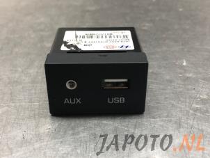 Używane Zlacze AUX/USB Hyundai i30 Wagon (PDEF5) 1.6 CRDi 16V VGT Cena € 39,95 Procedura marży oferowane przez Japoto Parts B.V.