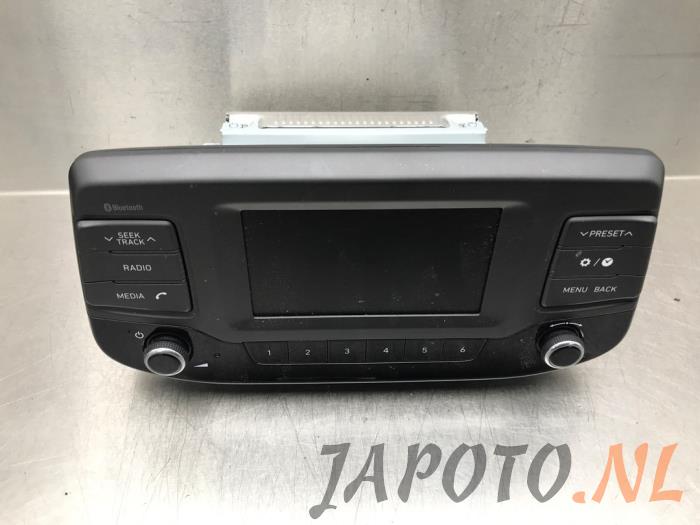 Radio de un Hyundai i30 Wagon (PDEF5) 1.6 CRDi 16V VGT 2018
