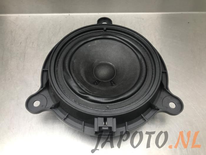 Używane Glosnik Mazda CX-3 (DJ/DK) 1.5 Skyactiv D 105 16V Cena € 20,99 Procedura marży oferowane przez Japoto Parts B.V.