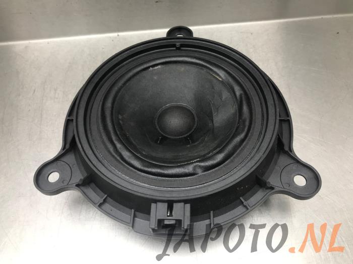 Używane Glosnik Mazda CX-3 (DJ/DK) 1.5 Skyactiv D 105 16V Cena € 20,99 Procedura marży oferowane przez Japoto Parts B.V.