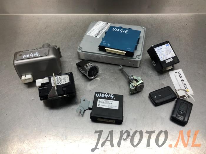 Used Ignition lock + computer Toyota Corolla Verso (R10/11) 2.2 D-4D 16V Price € 209,95 Margin scheme offered by Japoto Parts B.V.