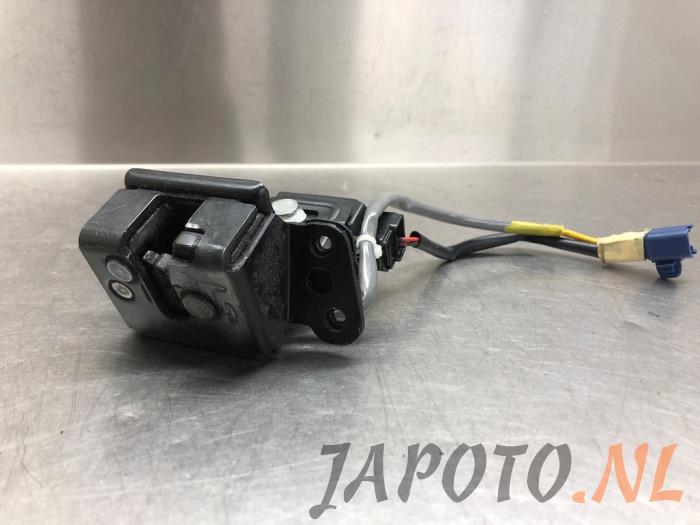 Tailgate lock mechanism from a Toyota Corolla Verso (R10/11) 2.2 D-4D 16V 2008