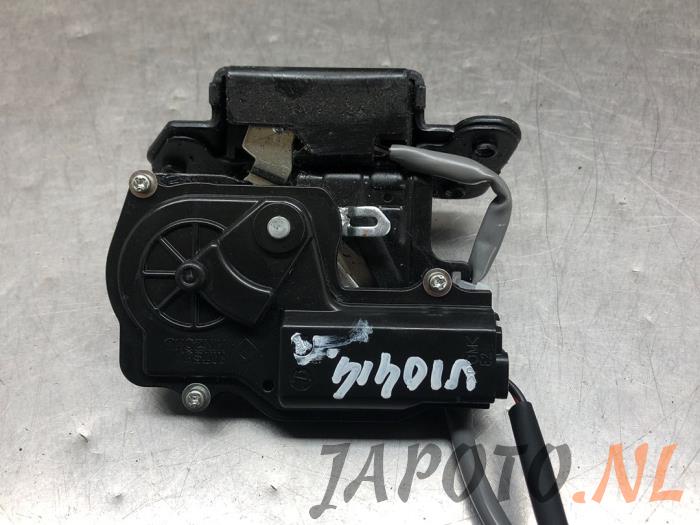 Tailgate lock mechanism from a Toyota Corolla Verso (R10/11) 2.2 D-4D 16V 2008