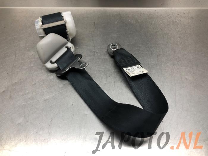 Rear seatbelt, left from a Toyota Corolla Verso (R10/11) 2.2 D-4D 16V 2008