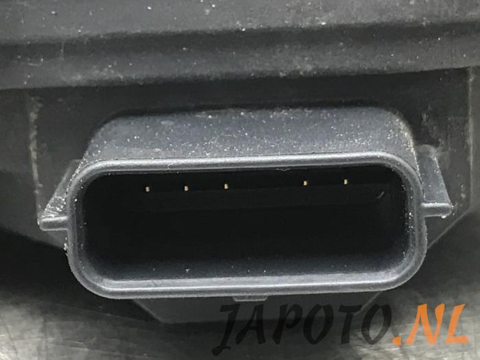 Válvula de mariposa de gases de escape de un Mazda CX-3 1.5 Skyactiv D 105 16V 2015