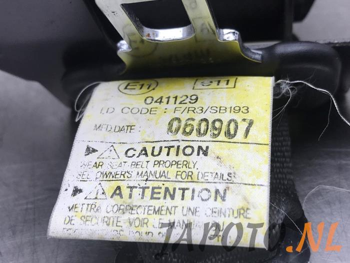Cinturón de seguridad centro detrás de un Hyundai Tucson (JM) 2.0 16V CVVT 4x2 2007