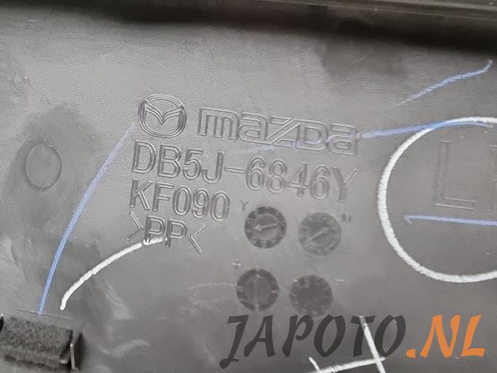 Tapizado de puerta de 4 puertas izquierda delante de un Mazda 2 (DJ/DL) 1.5 SkyActiv-G 90 2018