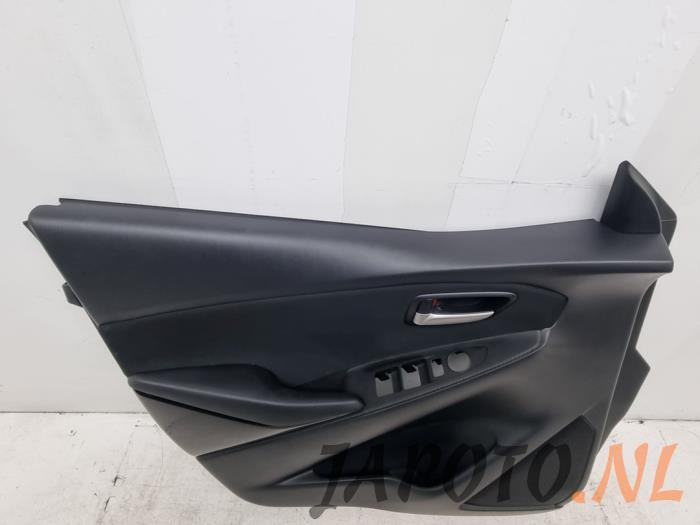 Tapizado de puerta de 4 puertas izquierda delante de un Mazda 2 (DJ/DL) 1.5 SkyActiv-G 90 2018