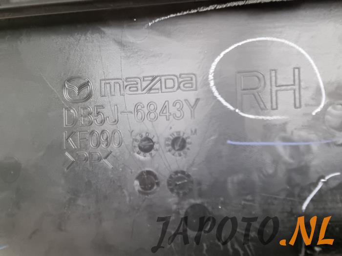 Tapicerka drzwi prawych przednich wersja 4-drzwiowa z Mazda 2 (DJ/DL) 1.5 SkyActiv-G 90 2018