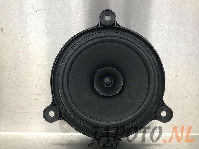 Speaker from a Mazda 2 (DJ/DL) 1.5 SkyActiv-G 90 2018