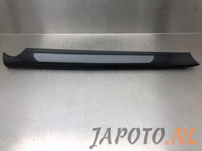 Embellecedore para tablero de instrumentos de un Mazda 2 (DJ/DL) 1.5 SkyActiv-G 90 2018