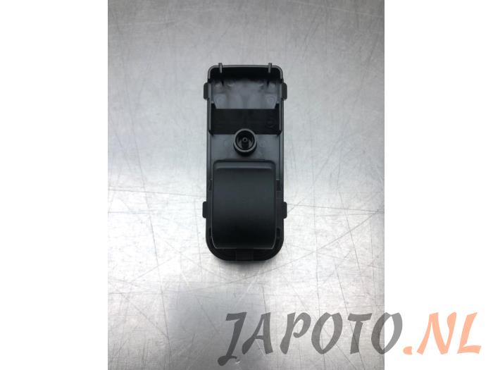 Usados Interruptor de ventanilla eléctrica Mazda 2 (DJ/DL) 1.5 SkyActiv-G 90 Precio € 20,95 Norma de margen ofrecido por Japoto Parts B.V.