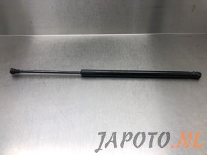 Używane Amortyzator gazowy prawy tyl Mazda 2 (DJ/DL) 1.5 SkyActiv-G 90 Cena € 19,95 Procedura marży oferowane przez Japoto Parts B.V.
