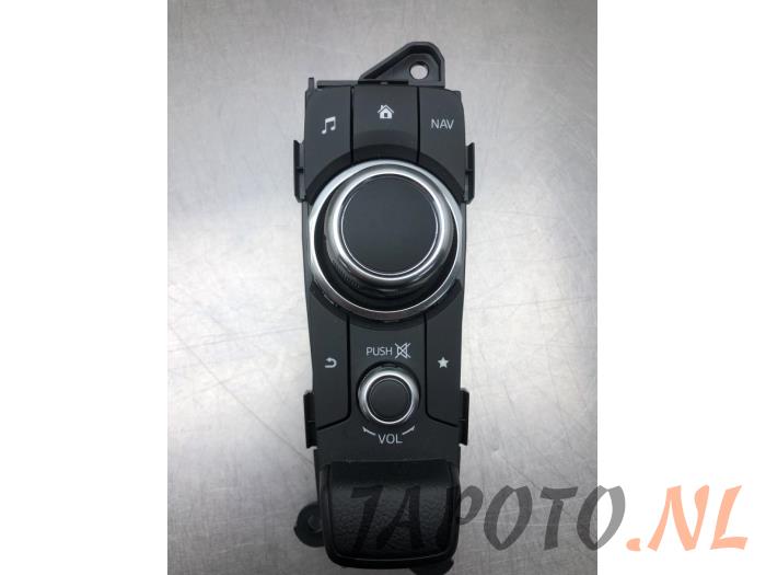 Usagé Panneau de commandes navigation Mazda 2 (DJ/DL) 1.5 SkyActiv-G 90 Prix € 78,70 Règlement à la marge proposé par Japoto Parts B.V.
