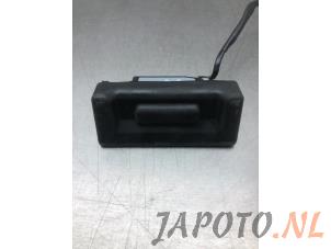Używane Przelacznik pokrywy bagaznika Mazda 2 (DJ/DL) 1.5 SkyActiv-G 90 Cena € 24,95 Procedura marży oferowane przez Japoto Parts B.V.