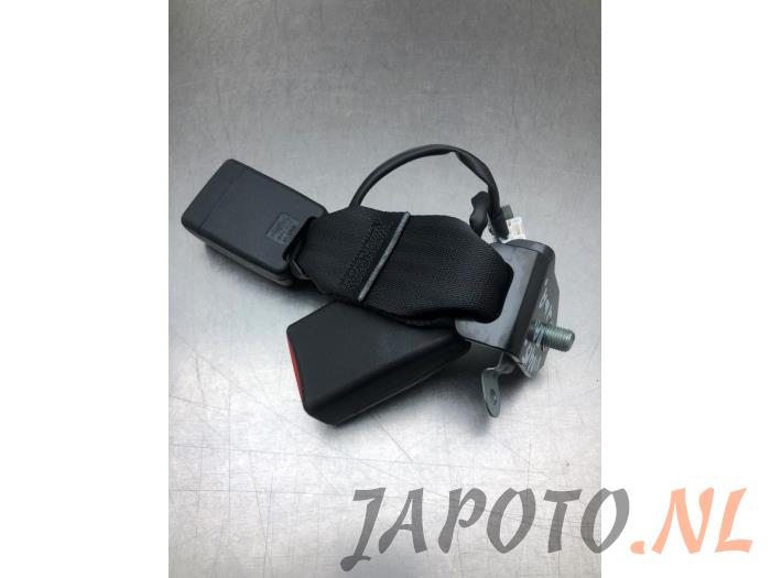 Lengüeta de cinturón de seguridad derecha detrás de un Mazda 2 (DJ/DL) 1.5 SkyActiv-G 90 2018