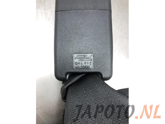 Rear seatbelt buckle, right from a Mazda 2 (DJ/DL) 1.5 SkyActiv-G 90 2018