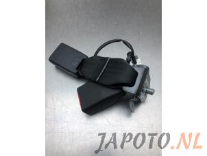 Używane Wtyk pasa bezpieczenstwa prawy tyl Mazda 2 (DJ/DL) 1.5 SkyActiv-G 90 Cena € 39,95 Procedura marży oferowane przez Japoto Parts B.V.