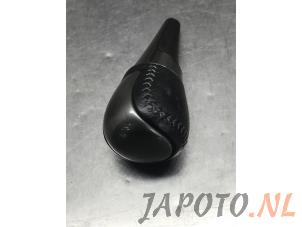 Usagé Pommeau levier de vitesse Toyota Yaris III (P13) 1.5 16V Hybrid Prix € 19,95 Règlement à la marge proposé par Japoto Parts B.V.