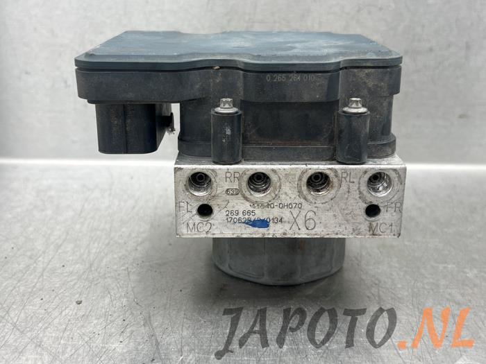 Używane Pompa ABS Toyota Aygo (B40) 1.0 12V VVT-i Cena € 26,24 Procedura marży oferowane przez Japoto Parts B.V.