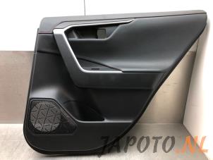 Używane Tapicerka drzwi prawych tylnych wersja 4-drzwiowa Toyota RAV4 (A5) 2.5 Hybrid 16V AWD Cena € 125,00 Procedura marży oferowane przez Japoto Parts B.V.