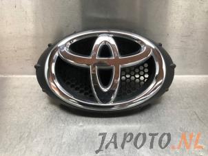 Gebrauchte Emblem Toyota Aygo (B40) 1.0 12V VVT-i Preis auf Anfrage angeboten von Japoto Parts B.V.