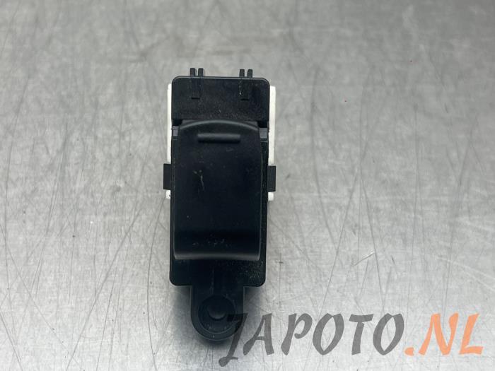 Usados Interruptor de ventanilla eléctrica Suzuki Swift (ZC/ZD) 1.2 Dual Jet 16V Precio € 15,70 Norma de margen ofrecido por Japoto Parts B.V.