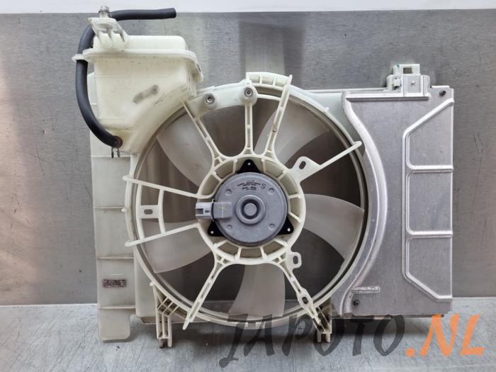 Używane Wentylator Toyota Yaris II (P9) 1.3 16V VVT-i Cena € 62,99 Procedura marży oferowane przez Japoto Parts B.V.