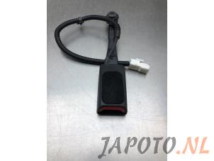 Usados Lengüeta cinturón de seguridad izquierda delante Kia Niro I (DE) 1.6 GDI PHEV Precio € 19,95 Norma de margen ofrecido por Japoto Parts B.V.