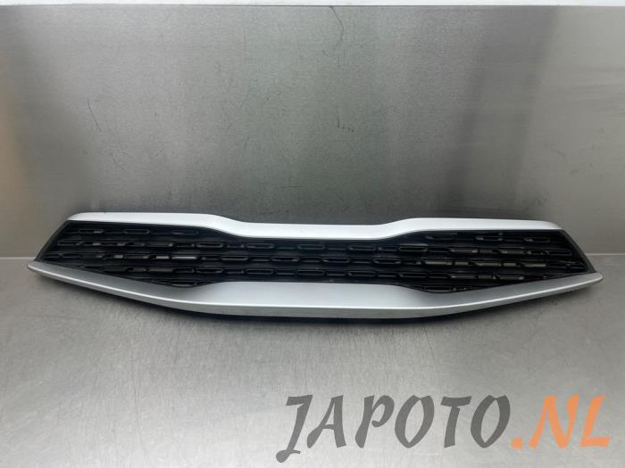 Używane Grill Kia Stonic (YB) 1.0i T-GDi 12V Cena € 104,95 Procedura marży oferowane przez Japoto Parts B.V.